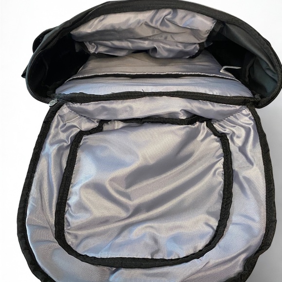 Under Armour Black Backpack with Adjustable Straps and Sporty Design - Picture 7 of 8